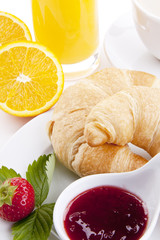 französisches Frühstück mit croissant und Marmelade isoliert