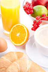 französisches Frühstück mit croissant und Marmelade isoliert