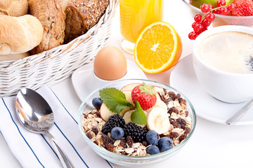 leckeres gesundes Frühstück mit cornflakes und früchten isoli