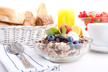leckeres gesundes Frühstück mit cornflakes und früchten isoli
