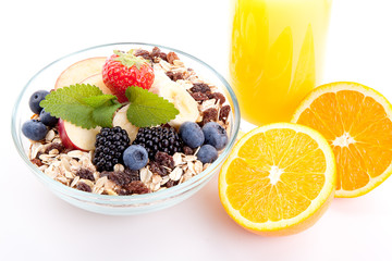 leckeres gesundes Frühstück mit cornflakes und früchten isoli