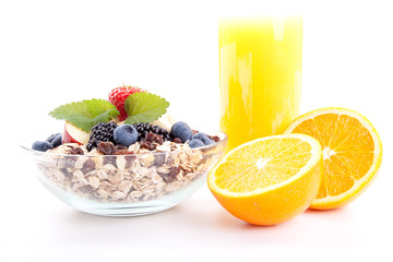 leckeres gesundes Frühstück mit cornflakes und früchten isoli