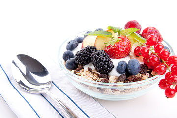 leckeres gesundes Frühstück mit cornflakes und früchten isoli