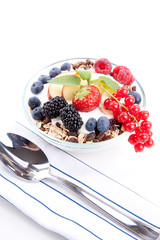 leckeres gesundes Frühstück mit cornflakes und früchten isoli