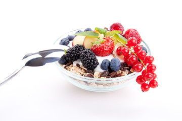 leckeres gesundes Frühstück mit cornflakes und früchten isoli
