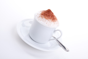 frischer cappuccino mit Milchschaum und schokolade flocken isoli