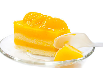 Fototapeta na wymiar pomarańczowy tort na białym tle