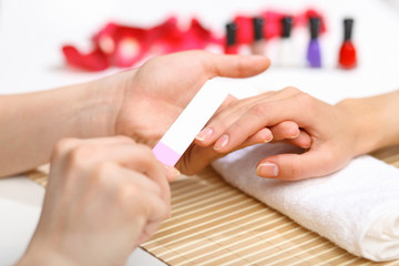Obraz na płótnie Canvas Kobieta robi manicure