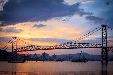 Fototapeta na wymiar Most o zachodzie słońca w Florianopolis