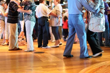 Gordijnen Veel gelukkige senior koppels verliefd dansen op houten dansvloer. © Pavel Losevsky