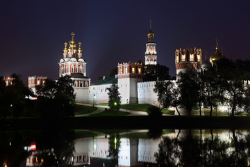 Fototapeta na wymiar Novodevichy Klasztor w ciemną noc w Moskwie, Rosja.