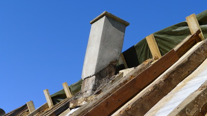 Fototapeta na wymiar altes dach wird saniert