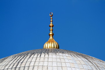 Fototapeta na wymiar Golden alem on top of the Yeni Mosque domes at Istanbul