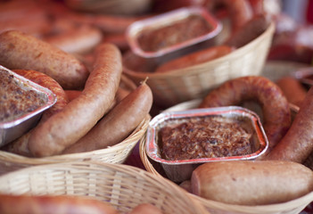 charcuteries dans paniers osier garnis