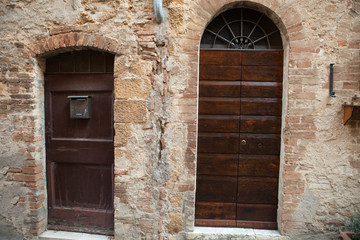 Fototapeta na wymiar drewniane drzwi mieszkalnych w Toskanii. Włochy