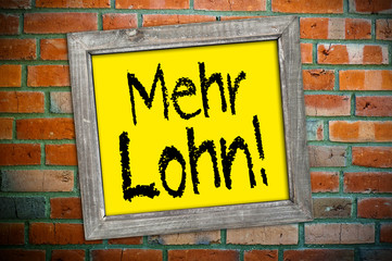 Ziegelsteinmauer mit Schild und Lohn
