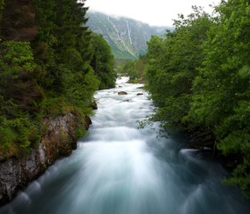 Fototapeta na wymiar Szybkie rzeka w górach