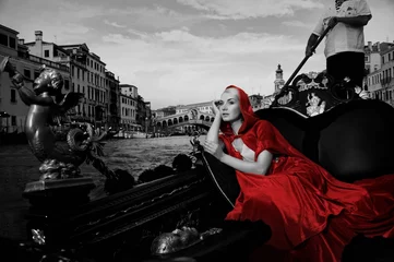 Selbstklebende Fototapete Foto des Tages Schöne Frau im roten Mantel reitet auf Gandola