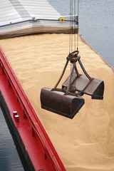 Deurstickers Entladen Sand von Binnenschiff mit Kran © Manfred Steinbach