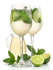 Hugo - Cocktail mit Holunderblütensirup, Minze und Limette