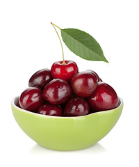 Ripe cherries in a bowl