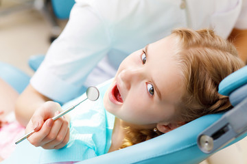 Naklejka premium Little girl visiting dentist