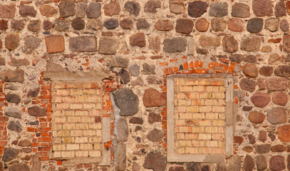 Ein Fenster in einer alten verfallenen Mauer