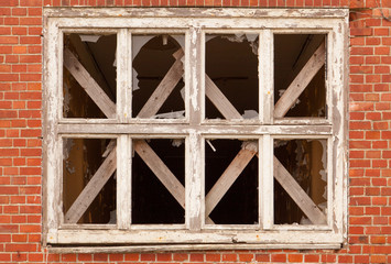 Ein Fenster in einer alten verfallenen Mauer