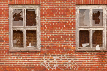 Ein Fenster in einer alten verfallenen Mauer