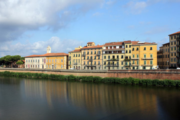 Fototapeta na wymiar Gebäude am Arno und Kościół i San Vito Ranieri w Pizie (Toskana)