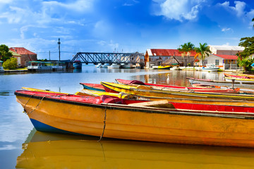 Fototapeta na wymiar Jamajka. Krajowe łodzie na Black River.