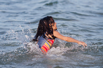 Mädchen schwimmt im Meer