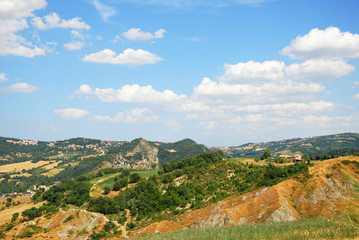 Fototapeta na wymiar Romagna Apeninach krajobraz wokół San-Leo zamku.