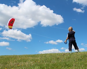 Kind lässt Kite starten