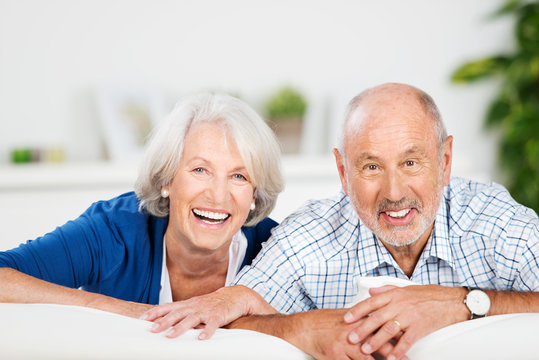 glückliches älteres ehepaar zu hause