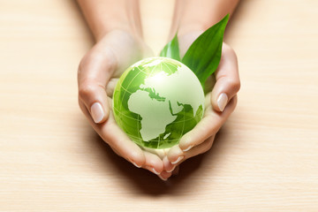 planète terre mains écologie © Beboy