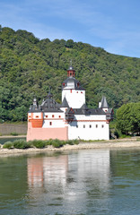 Fototapeta na wymiar Burg Pfalzgrafenstein auf einer Rheininsel bei Kaub