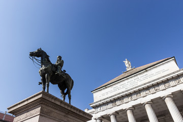 Fototapeta na wymiar Garibaldi posąg i teatr Carlo Felice