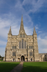 Fototapeta na wymiar Widok z przodu katedry w Salisbury
