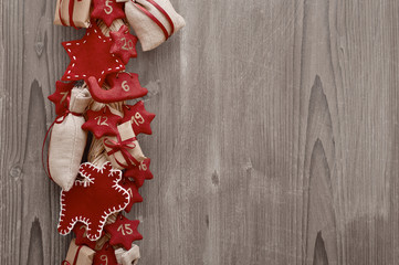 Adventskalender vor grauem Holz