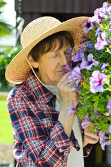 Frau im Garten mit Blumen