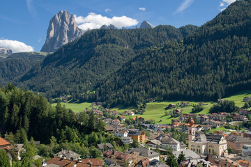 Fototapeta premium Ortisei and the Sassolungo