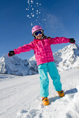 Fototapeta na wymiar Narciarstwo, zima, zabawa - happy kid gry w śniegu