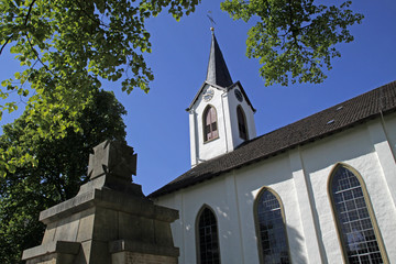 Fototapeta premium Kirche Leopoldshöhe mit Denkmal