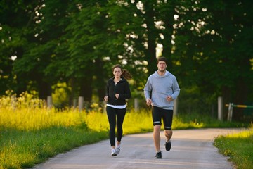 Obraz premium Young couple jogging