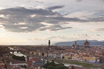 Fototapeta na wymiar Patrząc na dachy Florencji.