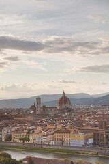 Fototapeta na wymiar Patrząc na dachy Florencji.