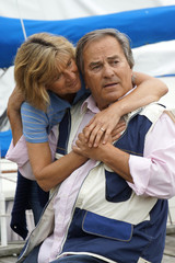 &Auml;lteres Paar vor einer Segelyacht