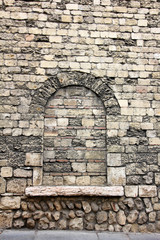 MURO IN PIETRA CON FINESTRA CHIUSA MURATA