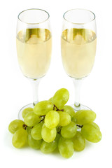 two glasses of wine and a bunch of grapes
